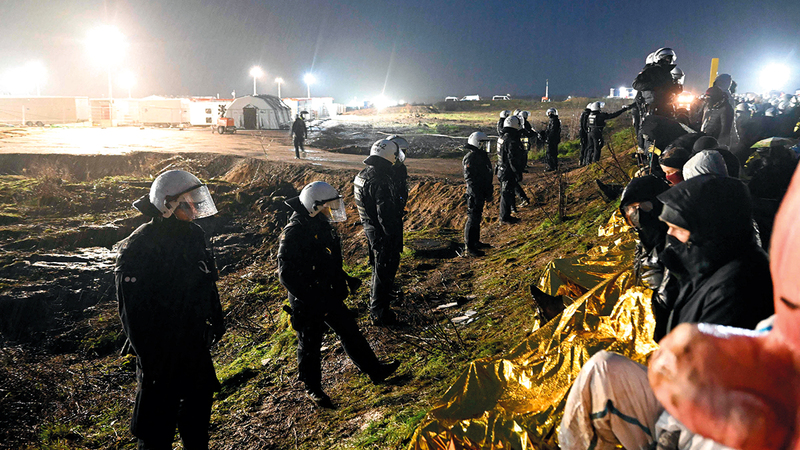 النشطاء في مواجهة مع عناصر الشرطة.  أ.ف.ب