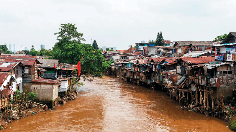 أكواخ الفقراء توجد على ضفاف النهر مباشرة.  أرشيفية