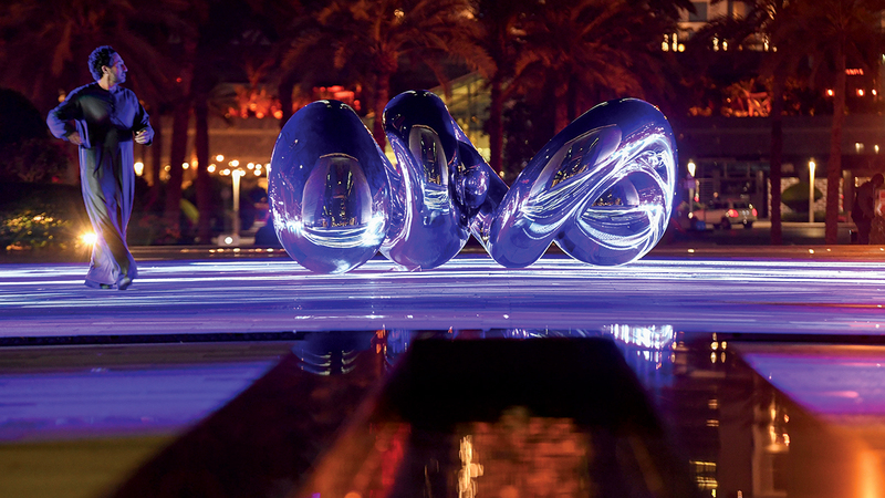 أحد الأعمال الفنية في «حديقة المنحوتات» بمركز دبي المالي العالمي. أرشيفية