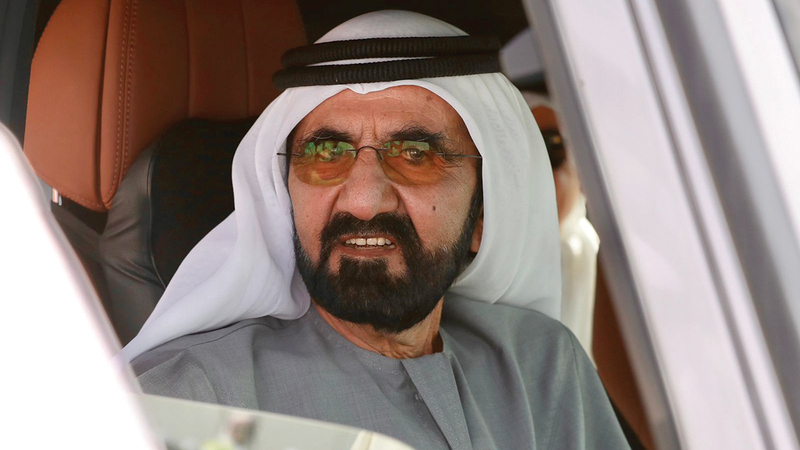 محمد بن راشد خلال متابعته منافسات اليوم السادس لمهرجان ولي عهد دبي للهجن في المرموم. من المصدر