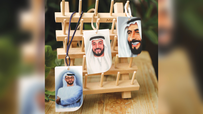 قطع فنية تحمل صور حكام الإمارات من ضمن الأعمال التي برعت الشامسي في تنفيذها. من المصدر