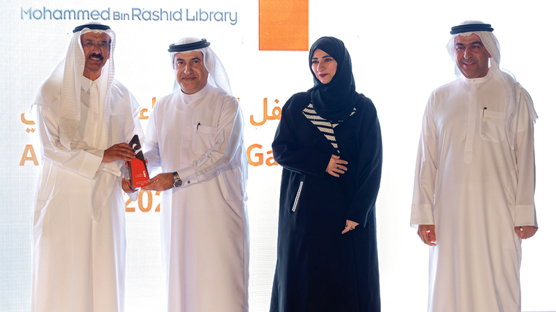 المر يكرم عارف عبدالرحمن أهلي وفريق عمله في دائرة المالية بحكومة دبي. من المصدر