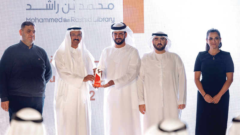 ويكرم علي خليفة بن ثالث الأمين العام لجائزة حمدان بن محمد آل مكتوم الدولية للتصوير الضوئي وفريق العمل. من المصدر