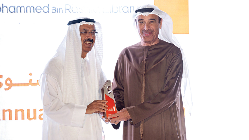 ويكرّم المهندس حسين ناصر لوتاه المدير العام السابق لبلدية دبي. من المصدر