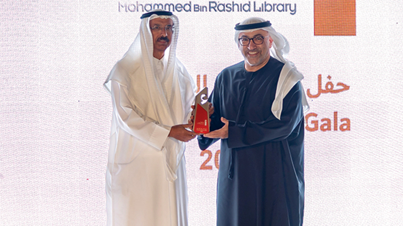 ويكرم عبدالرحمن العويس وزير الصحة ووقاية المجتمع. من المصدر