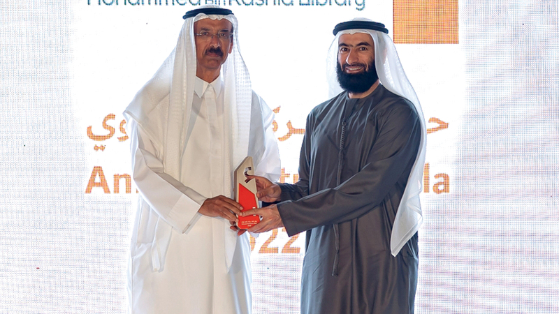 المر يكرم عبدالله علي بن زايد الفلاسي مدير عام دائرة الموارد البشرية لحكومة دبي.  من المصدر