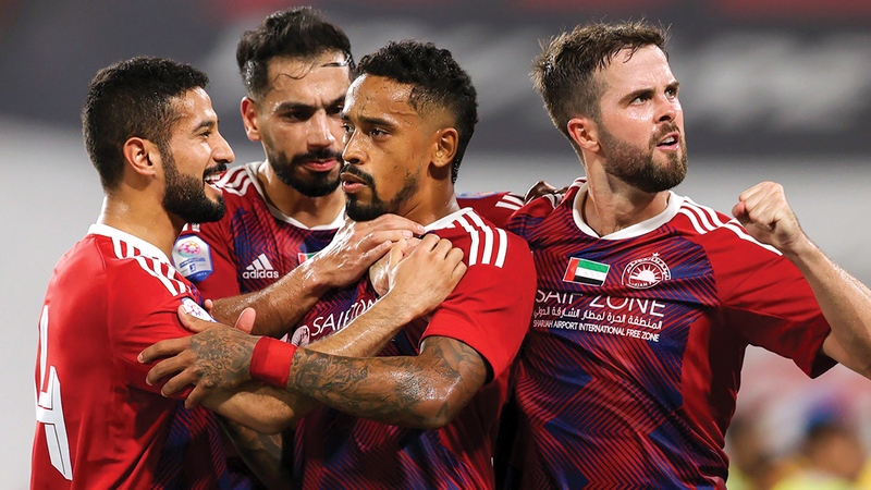 بيانيتش مع لاعبي الشارقة في مباراة سابقة. من المصدر