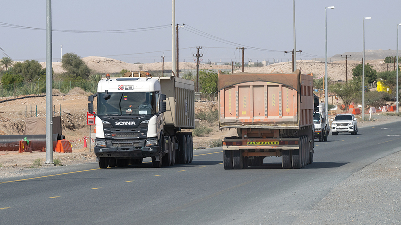 مرور الشاحنات الثقيلة على الطريق يحجب الرؤية عن المركبات التي تسير خلفها. تصوير: يوسف الهرمودي