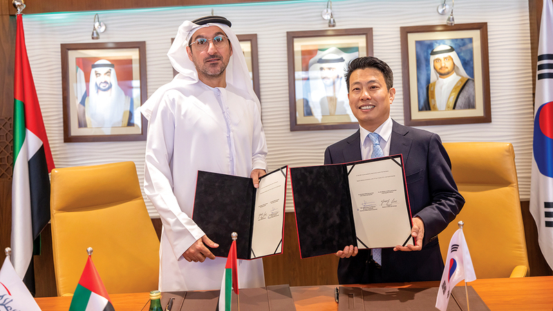 الملا خلال توقيع مذكرة التفاهم بين «دبي للإعلام» و«إم إس إس». من المصدر