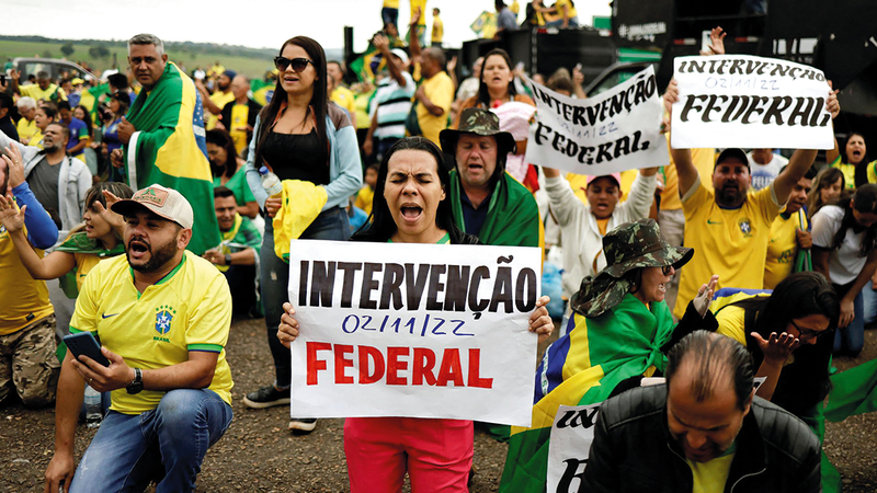 أنصار بولسونارو يحتجون على نتيجة الانتخابات. رويترز