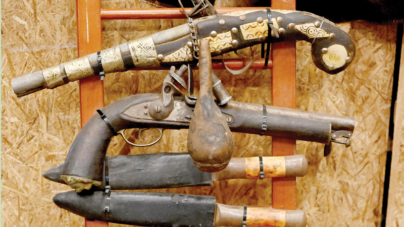 20 بندقية محفوراً عليها تاريخ صناعتها وأقدمها ترجع إلى عام 1753.
