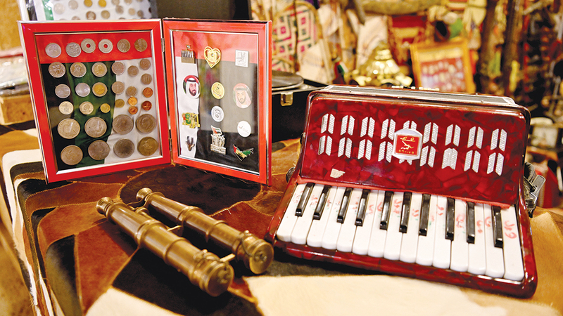 7000 عُملة من مختلف دول العالم.