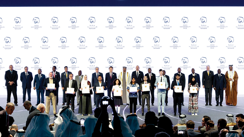 رئيس الدولة أكد أن «جائزة زايد للاستدامة» تعد إحدى المبادرات النوعية على الصعيد العالمي لتكريم المبتكرين ورواد الأعمال والشباب. وام