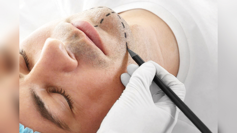 تطور أجهزة وتقنيات التجميل، دفع بعض الرجال إلى مزاحمة النساء في مراكز التجميل.   أرشيفية