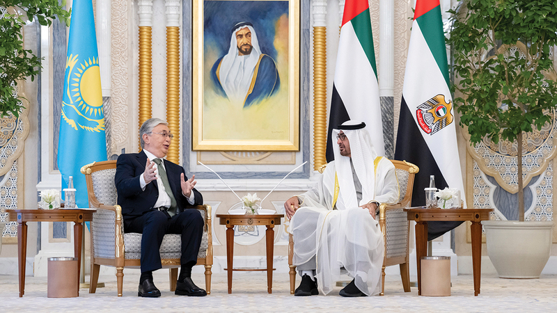 محمد بن زايد خلال استقباله الرئيس الكازاخستاني.   وام