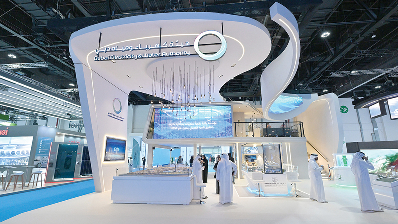 وليد بن سلمان: التحول للطاقة الشمسية في توليد الكهرباء أكثر وفراً في فاتورة المستخدم.   تصوير: إريك أرازاس