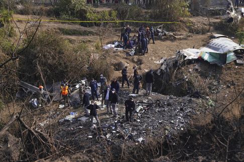 وتحطمّت الطائرة القادمة من العاصمة النيبالية كاتماندو صباح الأحد الماضي بالقرب من المطار المحلّي في بوخارا في وسط النيبال، حيث كان من المقرّر أن تهبط.