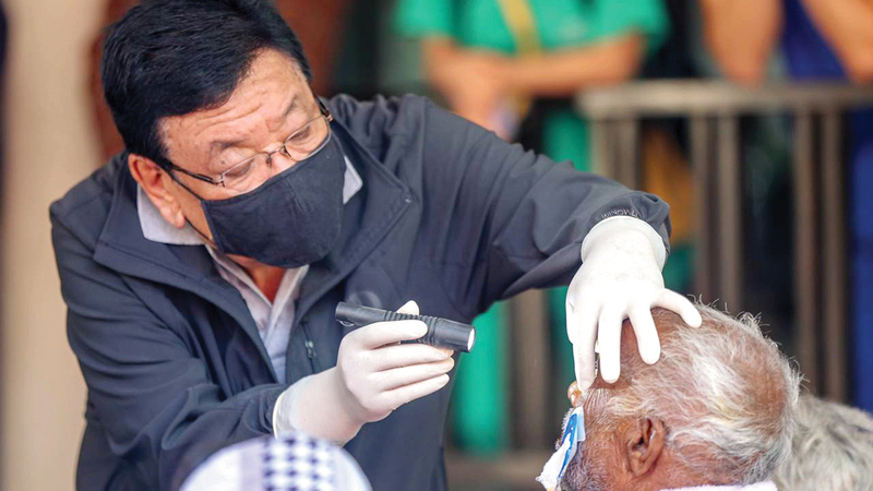 أسهم الدكتور رويت في خفض نسبة العمى القابل للعلاج إلى نحو النصف في نيبال.   الإمارات اليوم
