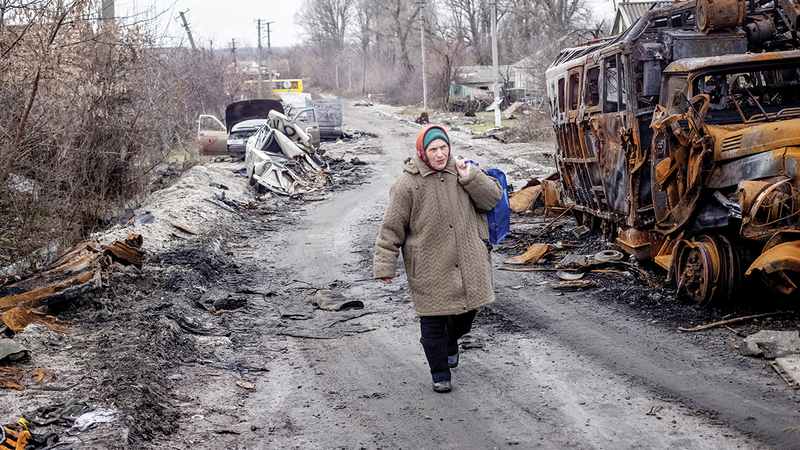 أوكرانية تسير في شارع خال كساه الجليد في قرية تورسك.  رويترز