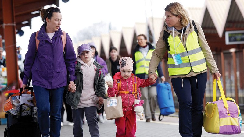 لاجئون أوكرانيون من أوديسا يفرون من الحرب في بلادهم.   رويترز