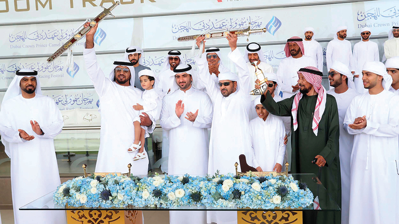 محمد بن مكتوم خلال تتويج الفائزين.   من المصدر