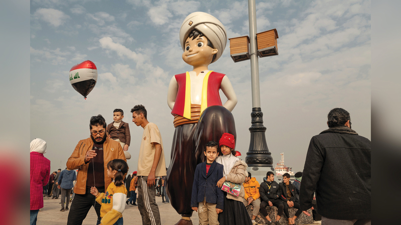 مجسّم لشخصية السندباد البحري يحيي ضيوف بطولة كأس الخليج العربي. أرشيفية