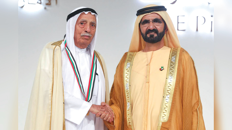 محمد بن راشد كرّم جمعة الماجد بصفته مؤسس أول مركز إماراتي عالمي لترميم المخطوطات. أرشيفية