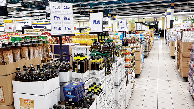 منافذ عدة لتعاونيات أطلقت فروعاً للبيع بالجملة عبر عروض سلع الكميات الكبيرة.  أرشيفية