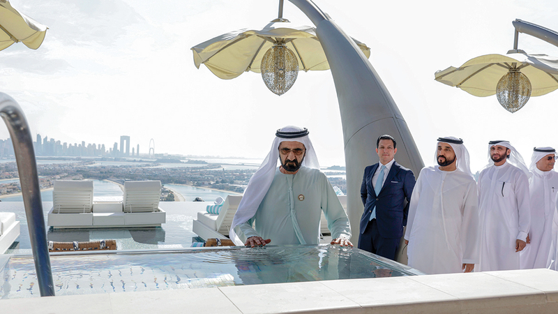 محمد بن راشد خلال زيارته منتجع &laquo;أتلانتس ذا رويال&raquo; في جزيرة النخلة. من المصدر