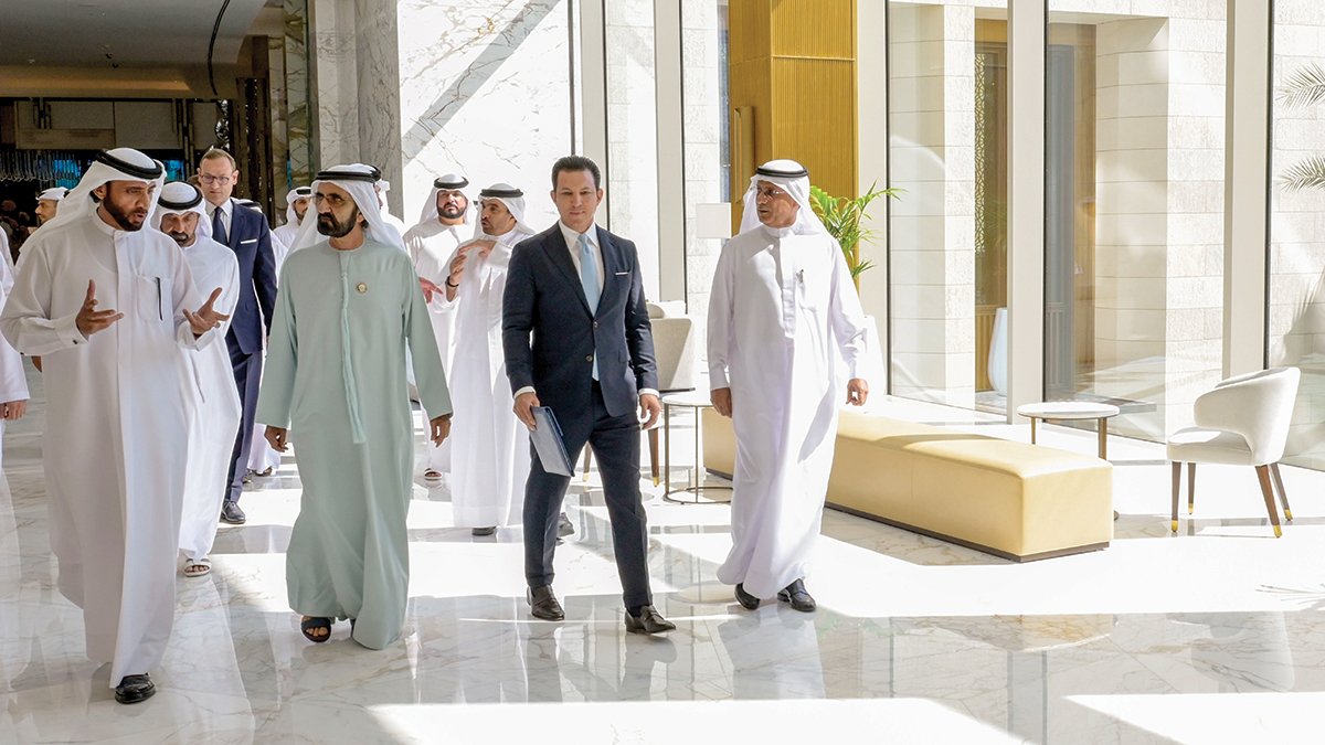 محمد بن راشد خلال جولة في المنتجع الجديد. من المصدر