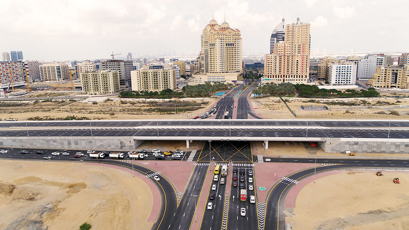 الهيئة افتتحت جسرين عند تقاطع واحة دبي للسيليكون بطول 120 متراً. من المصدر