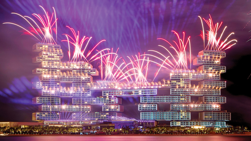 الأجواء الاحتفالية تضمنت عرضاً مذهلاً للألعاب النارية و«الدرون» أضاء سماء دبي بأجمل الألوان. من المصدر