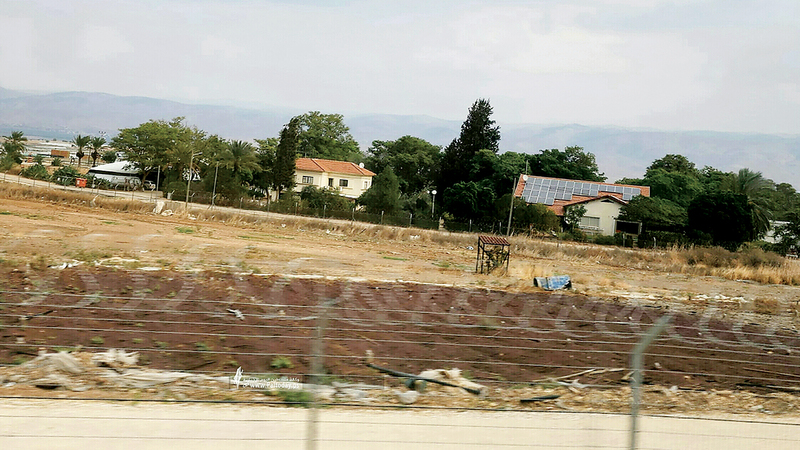 إحدى المستوطنات التي تحاصر أبوخلف في خربة مكحول.  الإمارات اليوم