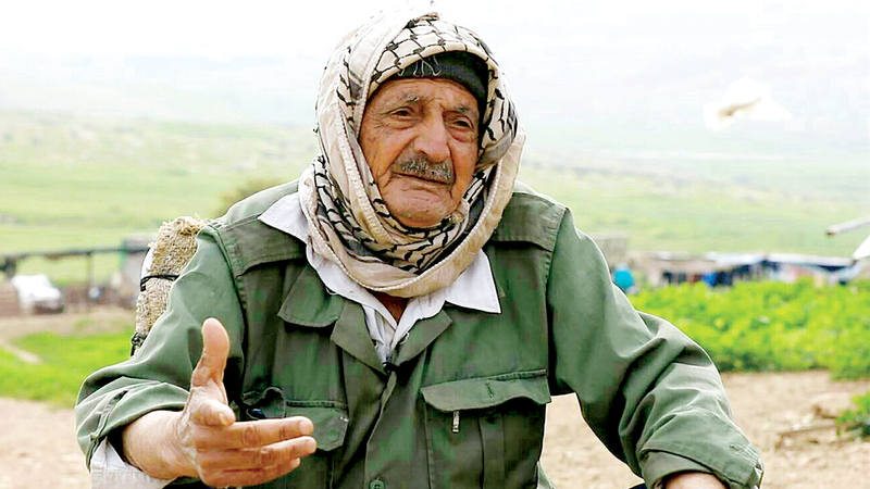 الحاج بني عودة يتشبث بالأرض تنفيذاً لوصية والده.  الإمارات اليوم