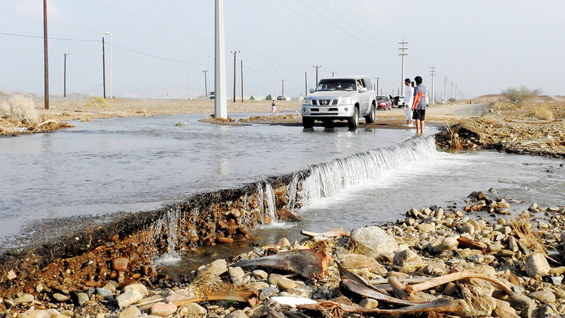 إدارات الدفاع المدني حثت على عدم المجازفة بقطع مجرى المياه بالسيارة.   من المصدر