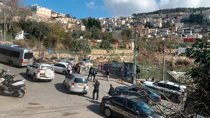 قوات الاحتلال وفرت الحماية للاستيلاء على «الحمراء».   الإمارات اليوم