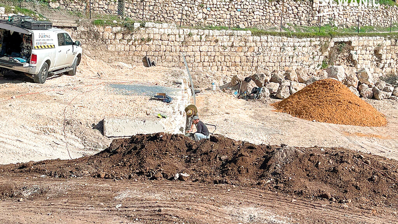 أعمال حفر وتجريف في «أرض الحمراء» المسلوبة.   الإمارات اليوم