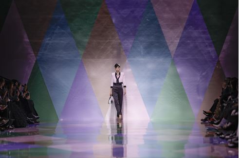 يستمر أسبوع الأزياء الراقية في باريس حتى غد الخميس ويشمل عروضا لبعض من أكثر دور الأزياء شهرة، منها كريستيان ديور وشانيل وفيندي وجان بول جوتييه.