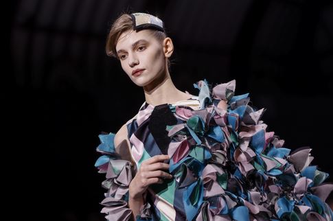 بدأ العرض بتصميمات لسراويل أنيقة من الساتان الأسود ومعها سترات قصيرة باللونين الوردي والزمردي أيضا.