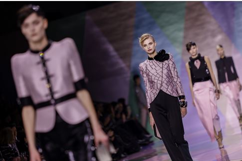 قدم المصمم الإيطالي جورجو أرماني مجموعته ضمن عروض الأزياء الراقية في باريس. الصور عن وكالات