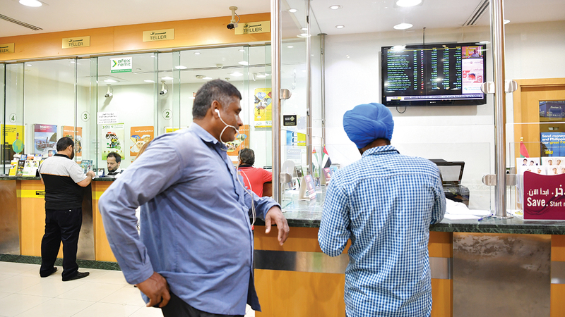 «الموارد البشرية» اتفقت مع شركات صرافة بأن تكون رسوم تقديم خدمات صرف الرواتب إلكترونياً زهيدة.   تصوير: مصطفى قاسمي