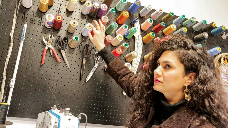 آلاء في مشغلها الصغير الواقع في حيّ الكرادة التجاري في العاصمة العراقية بغداد.  أ.ف.ب