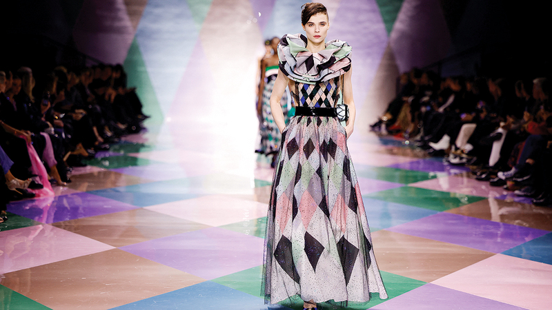 جورجو أرماني قدّم مجموعته ضمن عروض الأزياء الراقية في باريس. ■ رويترز