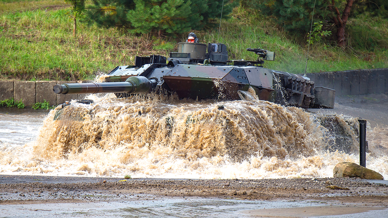 دبابة من طراز «ليوبارد» تمر عبر المياه خلال تدريبات عسكرية في ألمانيا.■ أ.ب