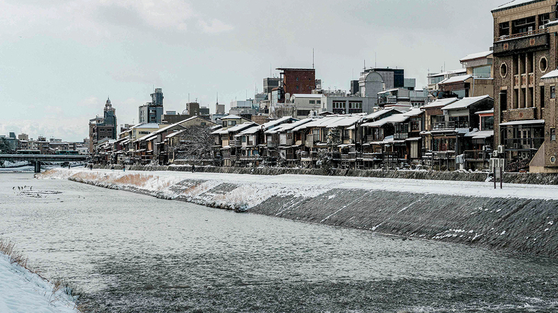 الثلوج تغطي المناطق على طول ساحل نهر كامو.   أ.ف.ب