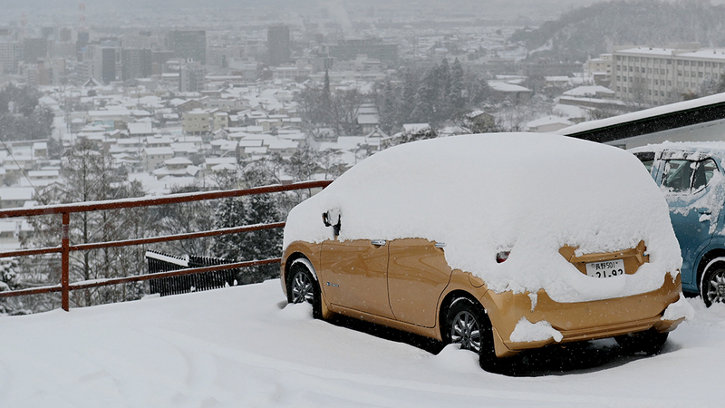 سيارة مغطاة بالثلوج الكثيفة.  أ.ف.ب