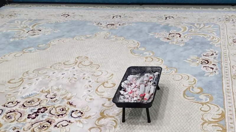 شرطة أبوظبي حذّرت من استخدام مدفأة الحطب أثناء الليل تجنّباً لمخاطر الاختناق أو اندلاع الحريق. من المصدر