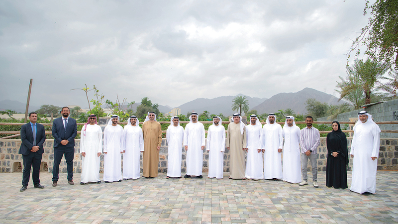 ذياب بن محمد اطلع على مخططات المشروع وأشاد بالجهود المبذولة. وام