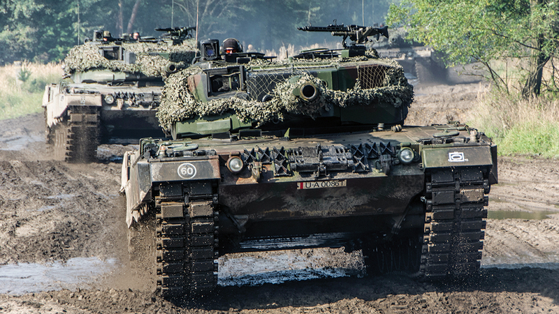دبابة ليوبارد الألمانية التي وافق شولتس على تزويد أوكرانيا بها. أ.ب