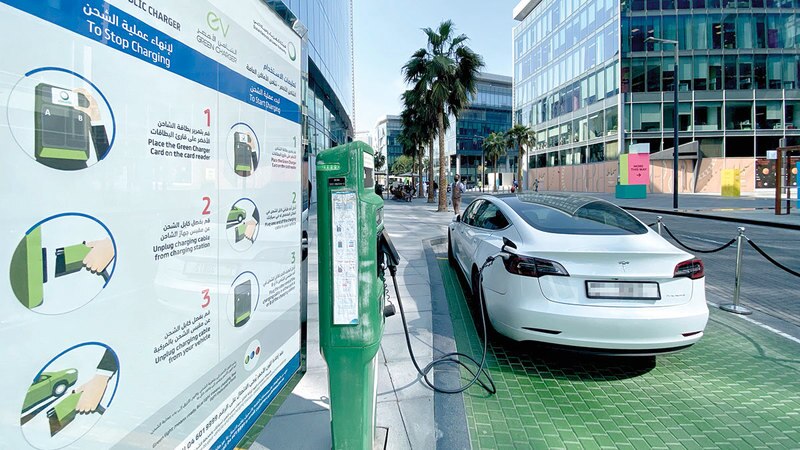 دولة الإمارات تقود التغيير نحو مستقبل السيارات الكهربائية في المنطقة.  تصوير: باتريك كاستيلو